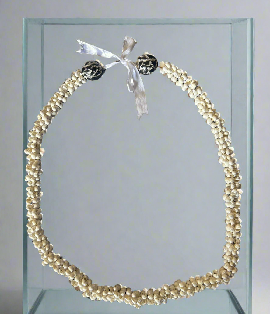 White mongo lei