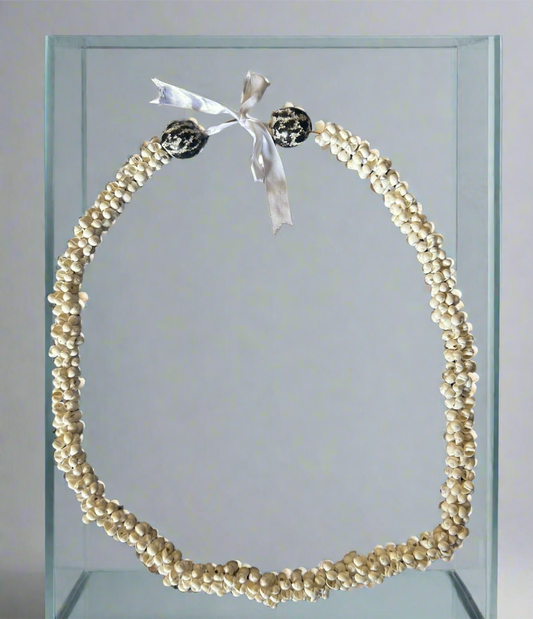 White mongo lei
